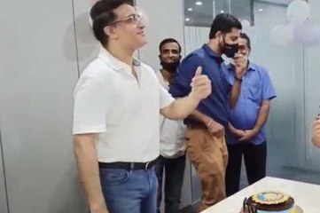 জন্মদিনে অফিসে মহারাজ | Oneindia Bengali