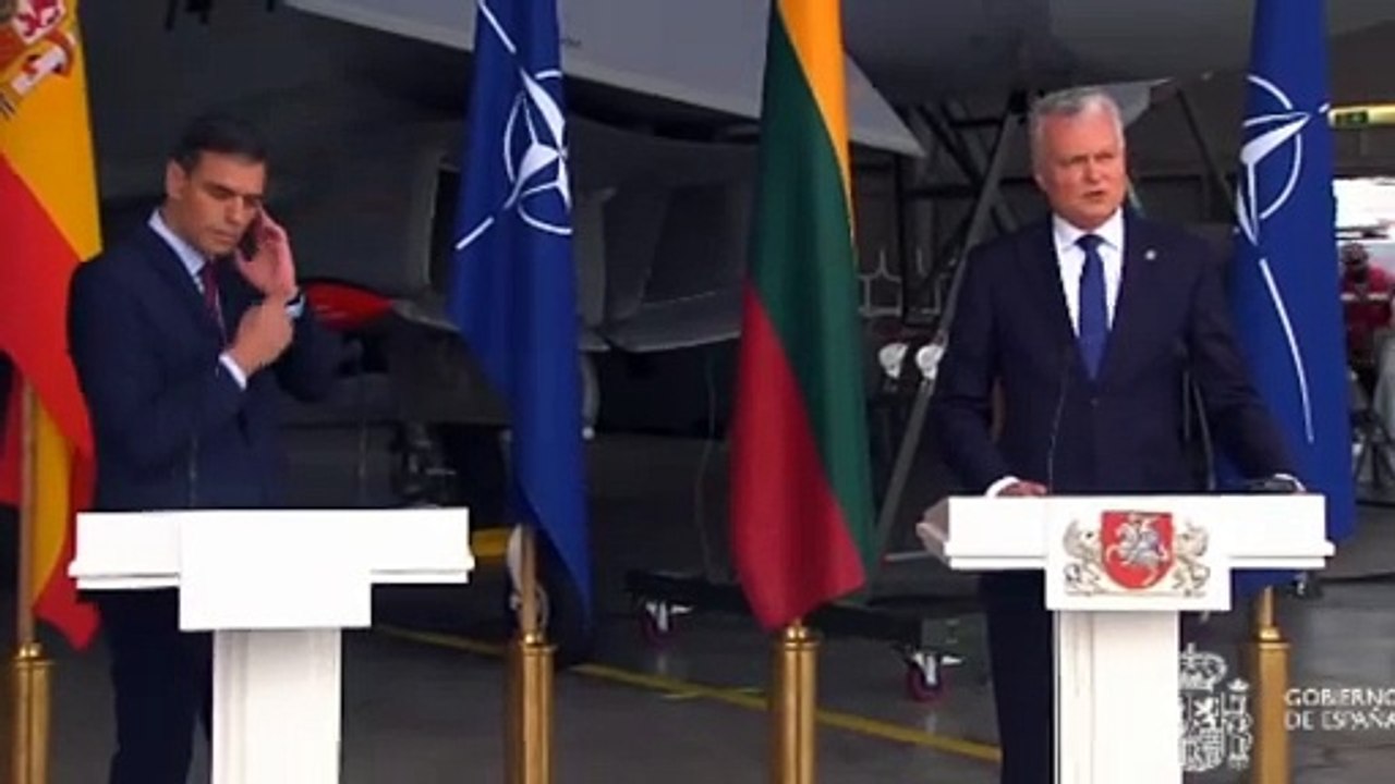 Una alerta por avión no identificado interrumpe en Lituania comparecencia de Sánchez