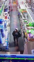 La pire voleuse du monde essaye de chourer une tonçonneuse