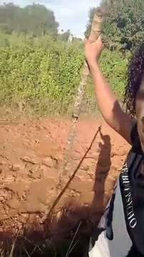 Gros fail : Traverser un chemin boueux à l'aide d'un bâton