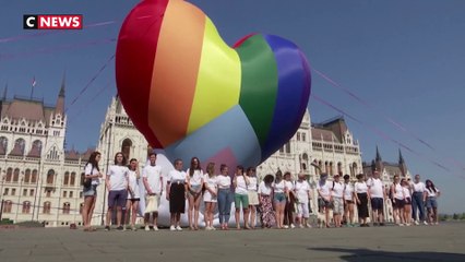 Hongrie : des militants défient contre la loi anti-LGBT