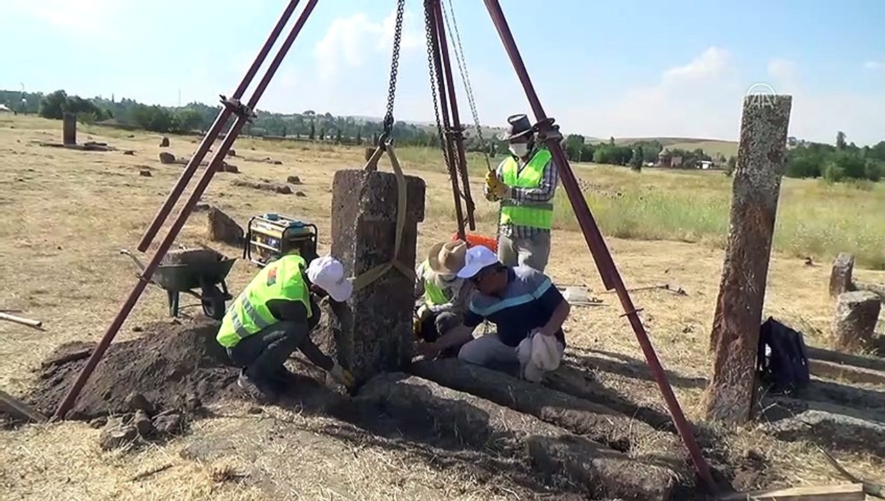 BİTLİS - Selçuklu Meydan Mezarlığı'nda kemer işlemeli mezar taşı tespit edildi