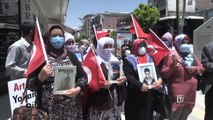 Aileler çocuklarına kavuşmak için HDP İl Başkanlığı önünde eylem yaptı
