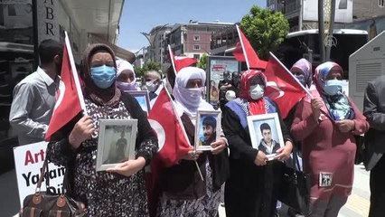 Aileler çocuklarına kavuşmak için HDP İl Başkanlığı önünde eylem yaptı