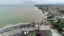 (DRONE) Akçakoca'da yağış sonrası oluşan çamurlu su denizin rengini değiştirdi