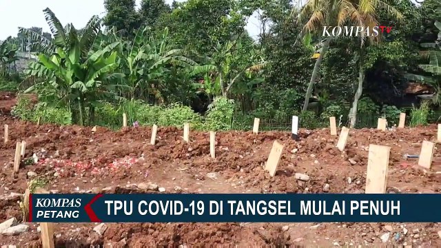 Ambulans Antre Antar Jenazah Covid-19 di TPU Rorotan