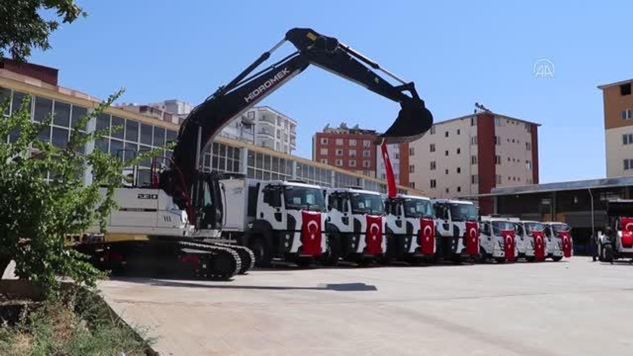 Çevre ve Şehircilik Bakanlığı Siirt ve iki ilçe belediyesine 9 araç hibe etti