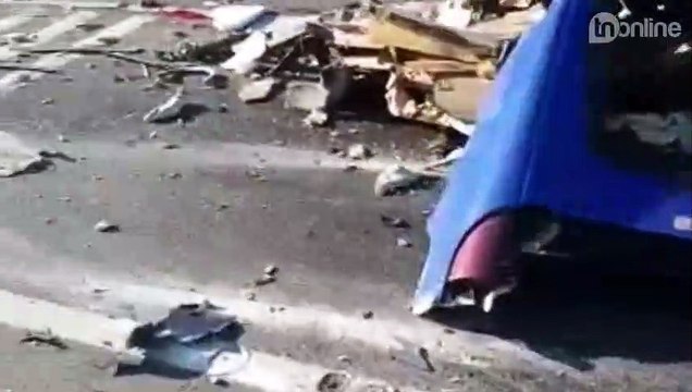 Veículo ficou parcialmente destruído; partes do ônibus ficam espalhadas pela pista