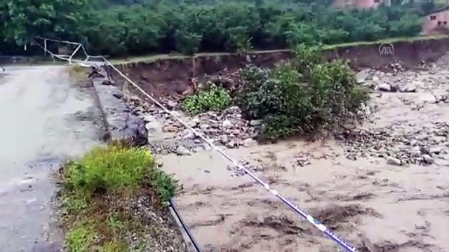 SAKARYA - Sağanak nedeniyle dere taştı, tarım arazilerini ve yolları su bastı