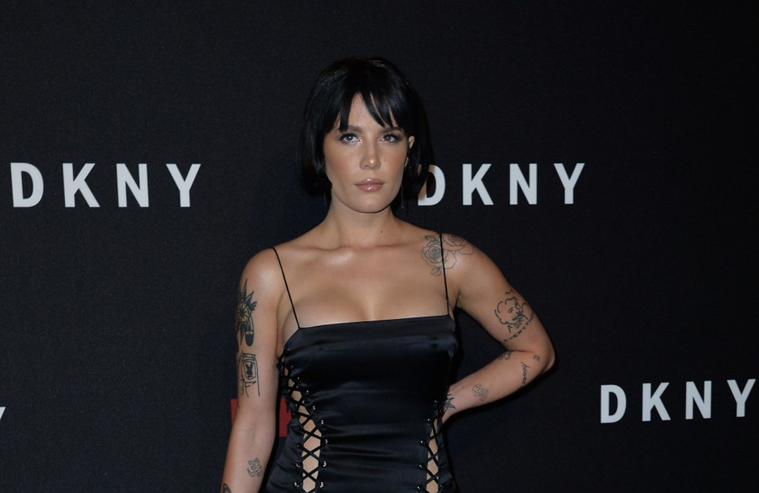 Halsey posiert halbnackt auf Cover