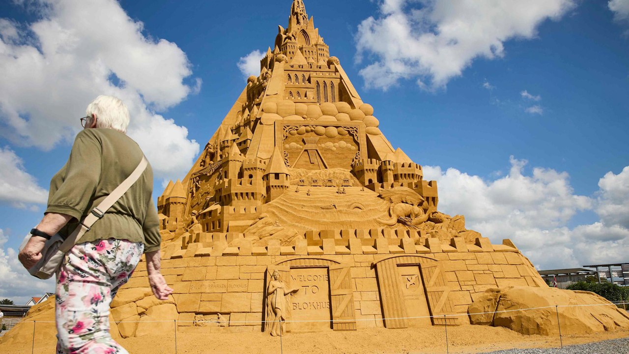 Danemark : un artiste bat le record du monde du plus haut château de sable