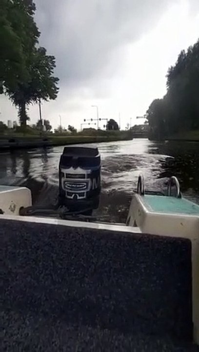 Ils naviguent comme des fous sur une rivière et ça tourne mal !