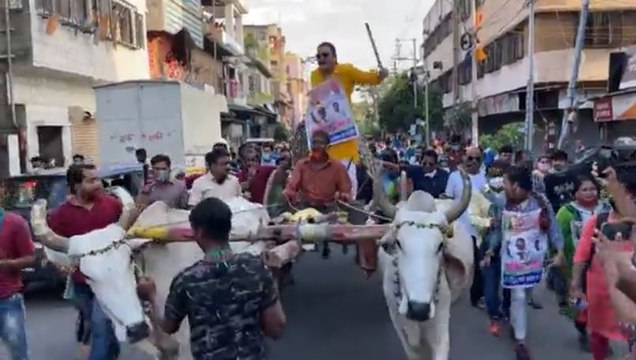 গরুর গাড়িতে চড়ে পেট্রোলের মূল্যবৃদ্ধির বিরুদ্ধে অভিনব প্রতিবাদ মদন মিত্রর | Oneindia Bengali