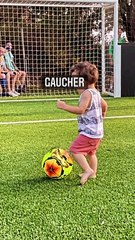 M. Pokora et son fils Isaiah (1 an) jouent au foot. Juillet 2021