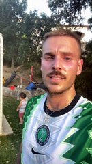 M. Pokora en sueur après avoir joué au football sous le soleil. Juillet 2021