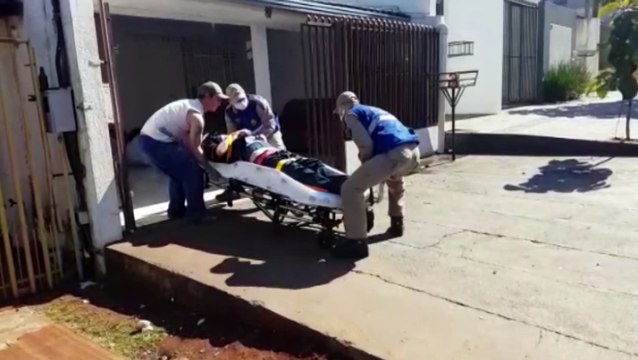 Homem cai na garagem de casa e precisa ser atendido pelo Siate, no Bairro Brasília