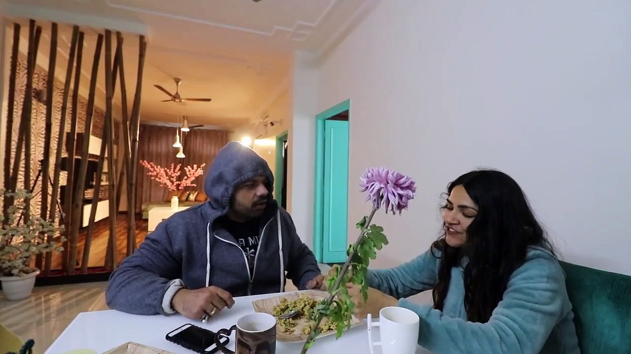 Choodiyo ki Dukaan, sar din sundar chehro ke beech