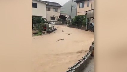 Video herunterladen: Evacuations ordered as floodwaters rage