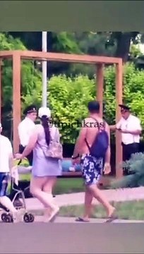 Un policier s'occupe très bien d'un homme ivre... trop mignon