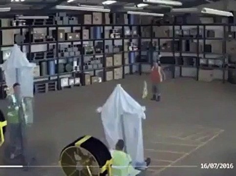 Deux employés s'amusent dans un hangar et font une très grosse bêtise