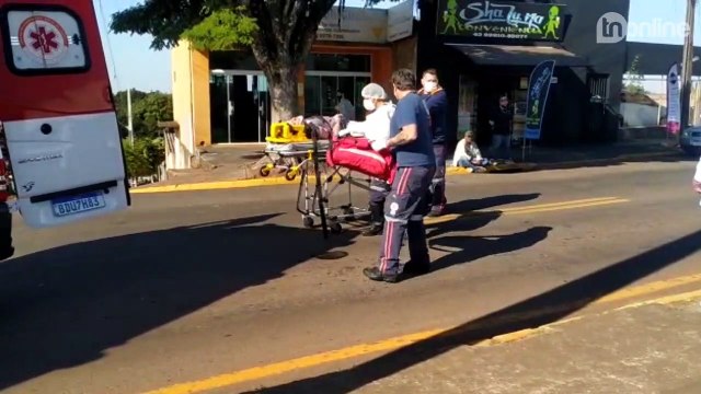 Homem cai de bicicleta motorizada e bate a cabeça