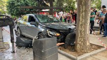 Bağdat Caddesi'nde aşırı hız yapan otomobil önce kadına sonra ağaca çarptı