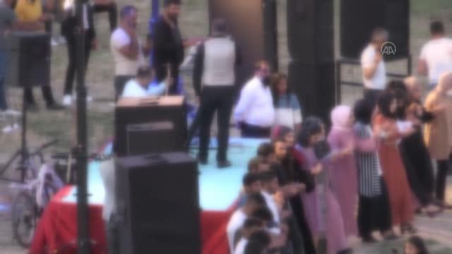 Son dakika haber! ESKİŞEHİR - Maske ve mesafe kurallarını hiçe sayıp halay çeken onlarca kişiye polisten uyarı