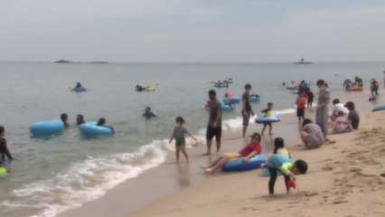 동해안 해수욕장 개장...기대 반 우려 반 / YTN