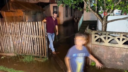 Dere taştı: 2 aile mahsur kaldı