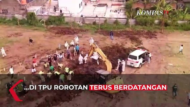 [Gambar Udara] Suasana TPU Rorotan, Mobil Jenazah Terus Berdatangan
