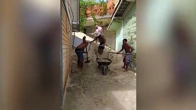 Moradora dos Ingleses mostra a situação de casa invadida por areia em Florianópolis