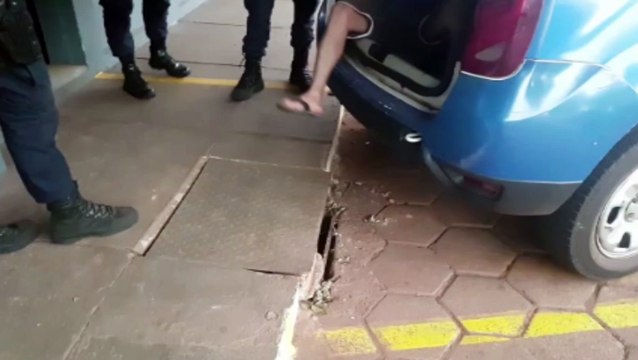 Homem é detido na Avenida Tancredo Neves após colidir em veículos