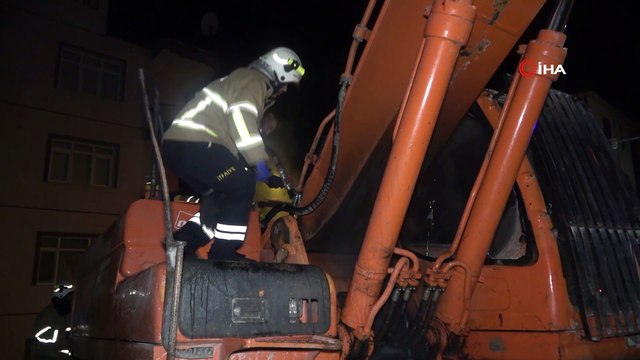 İş makinesinde çıkan yangın, itfaiye ekiplerince söndürüldü