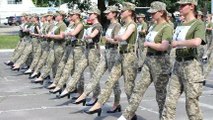 Debat Tentara Perempuan Pake Sepatu Hak