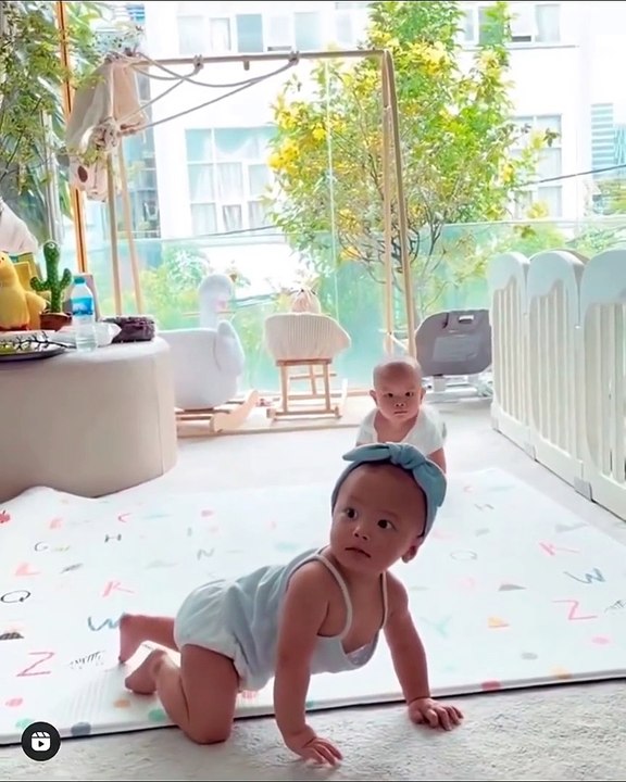 Mẹ Hà: Leon ơi cấm đè lên chị nha con. Ảnh chỉ thi bò và đương nhiên chị ba Lisa thắng ạ..