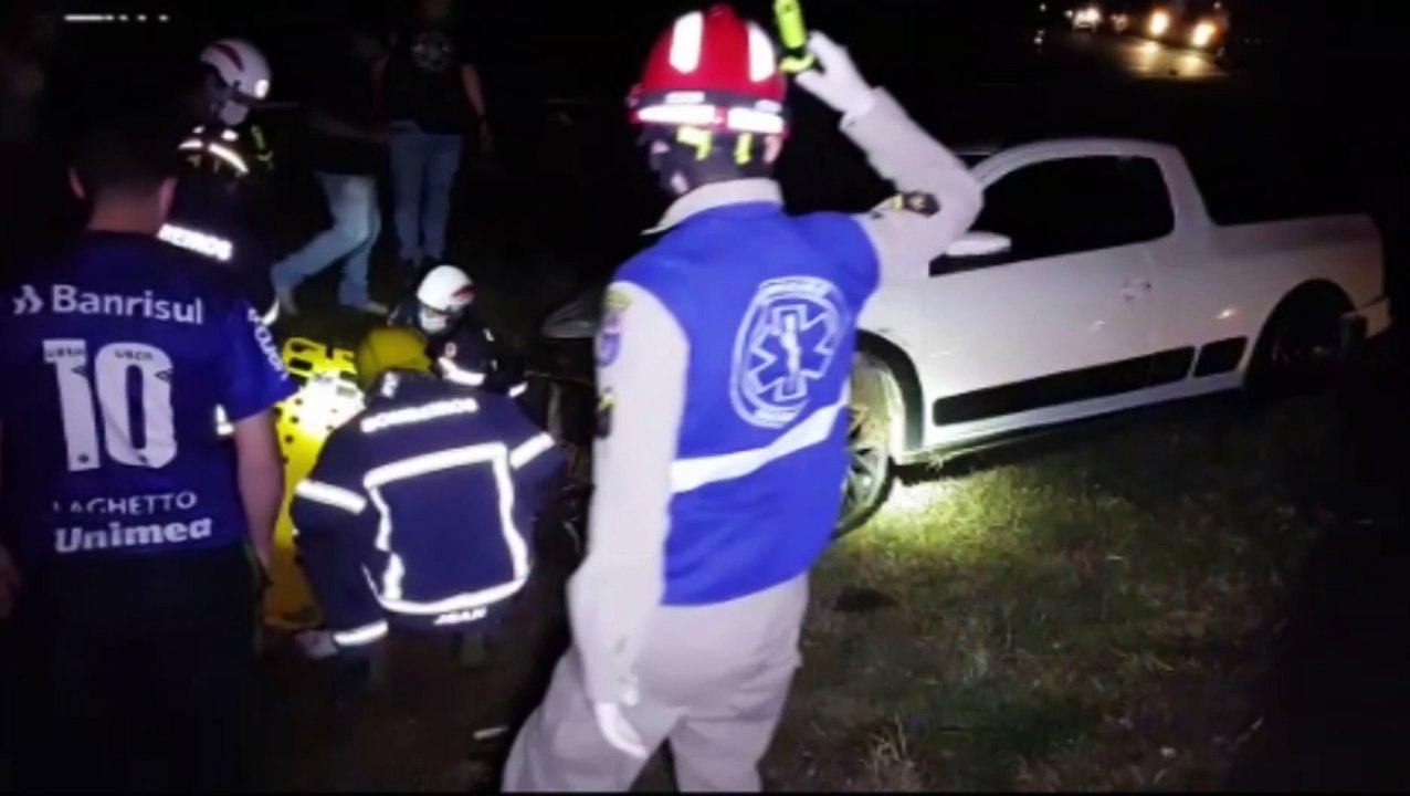 Dois homens ficam feridos em capotamento na BR-277