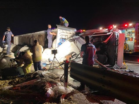 Son dakika haber! Kuzey Marmara Otoyolu'nda tır devrildi: 2 ölü