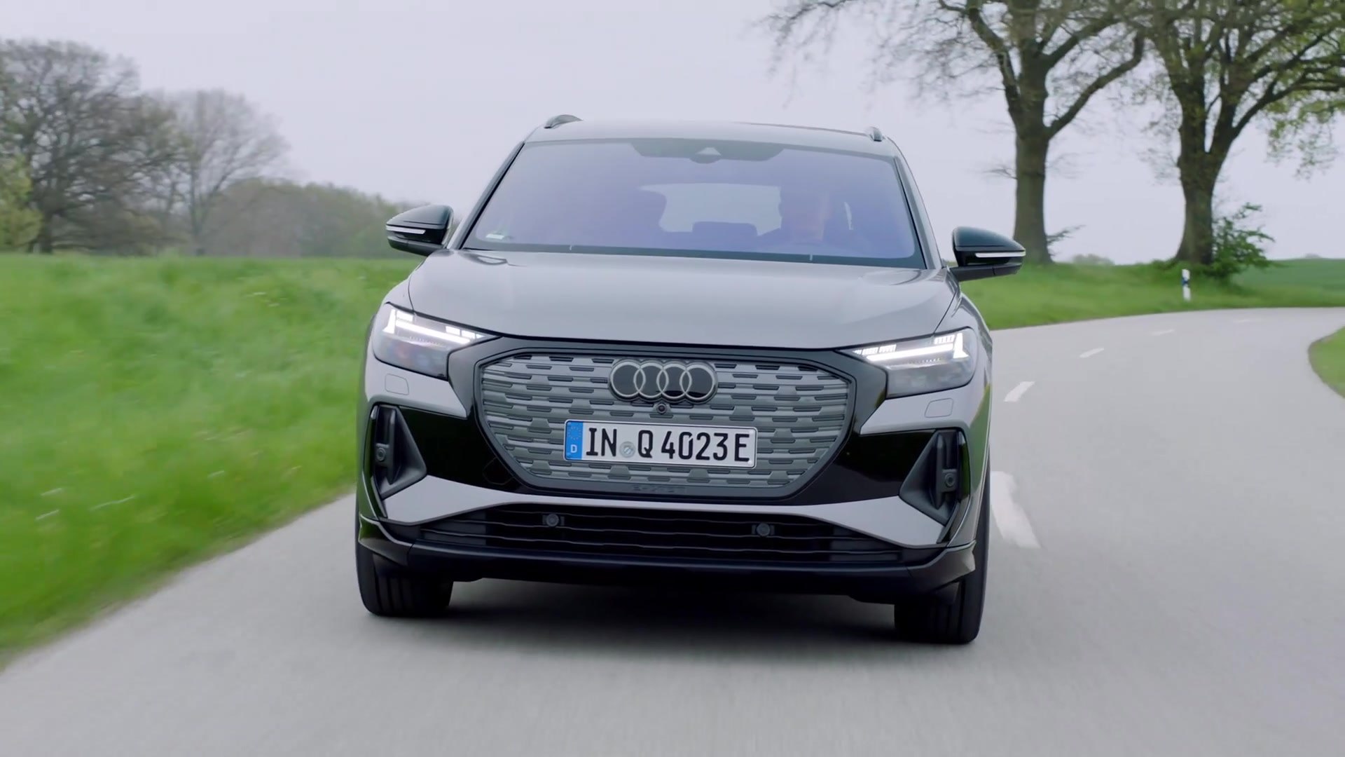 Audi Q4 e-tron in Typhoon grey Driving Video - video Dailymotion