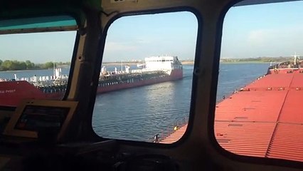 Dar kanalda iki gemi zor geçiyor yan yana