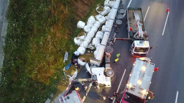 Kuzey Marmara Otoyolu’nda yem yüklü TIR devrildi: 2 ölü