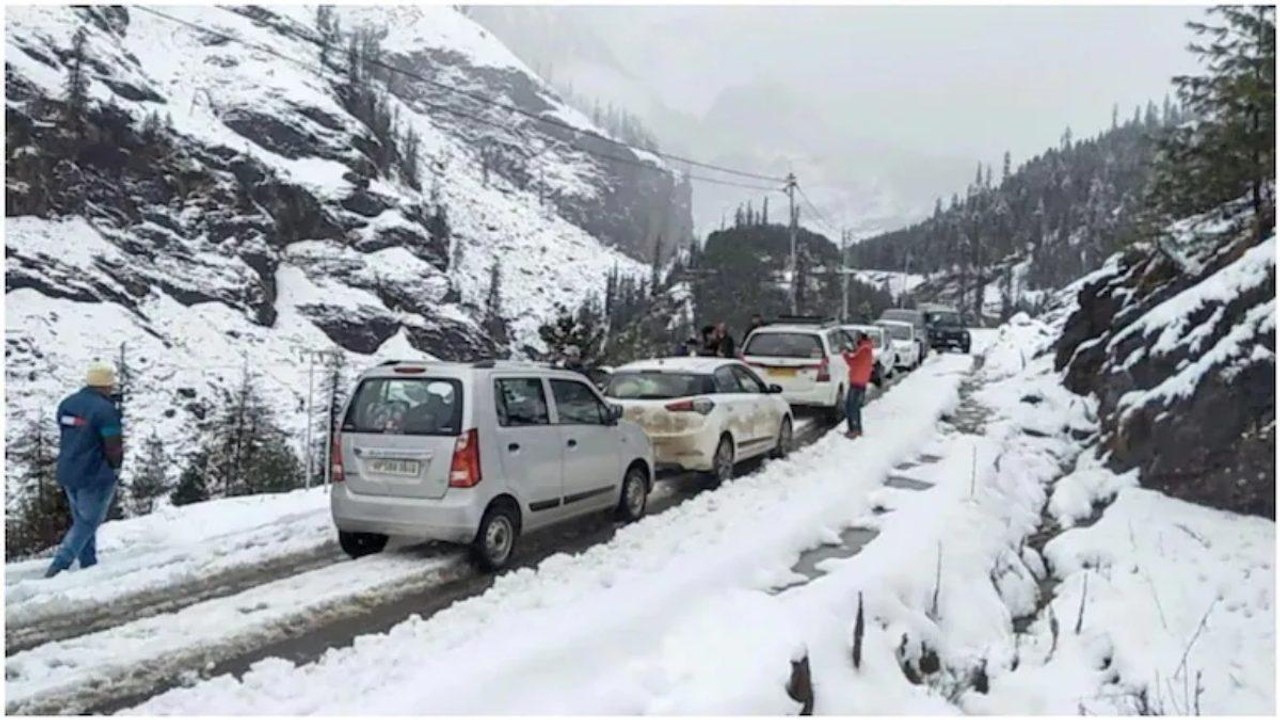 Corona protocol defied, crowd gathered at Rohtang Pass