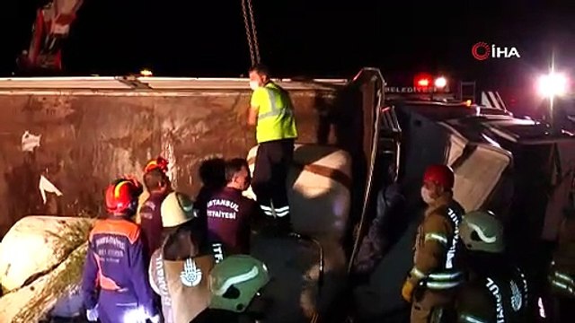 Kuzey Marmara Otoyolu’nda yem yüklü TIR devrildi: 2 ölü