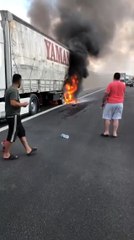 Mısır yüklü tır otobanda alev aldı