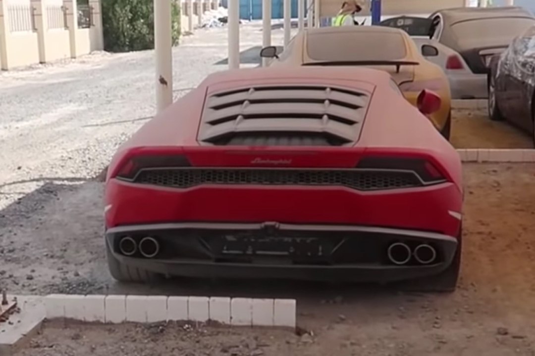 Une casse auto hors norme pleine de voitures de luxe