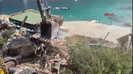 ANTALYA İNCE BOĞAZ PLAJI'NDAKİ KAÇAK YAPILAR YIKILDI