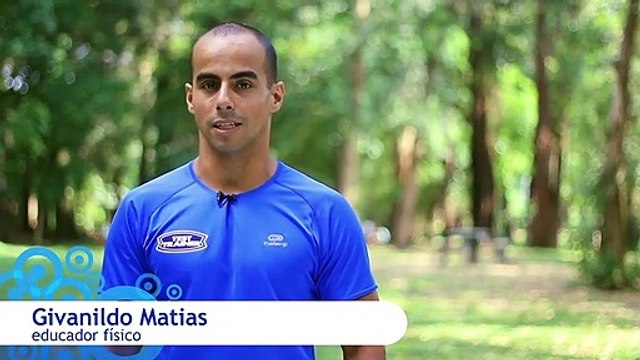 Braços, peito e ombros definidos: treine com bola suíça e halteres