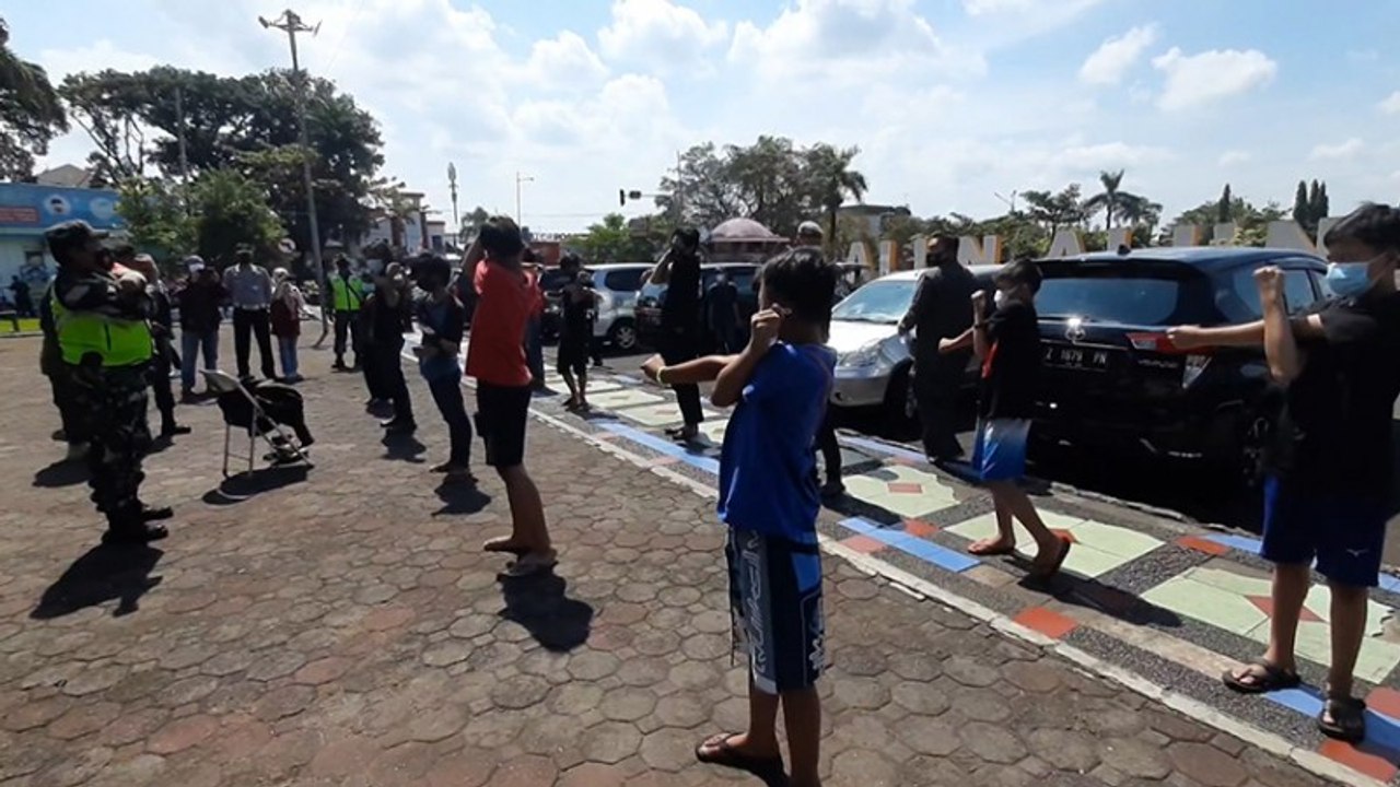Berkerumun di Warnet saat PPKM Darurat, Anak-an...
