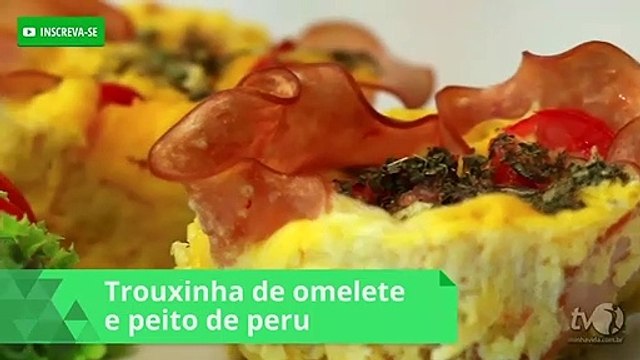 Trouxinha de omelete e peito de peru feita no micro-ondas é receita prática e deliciosa