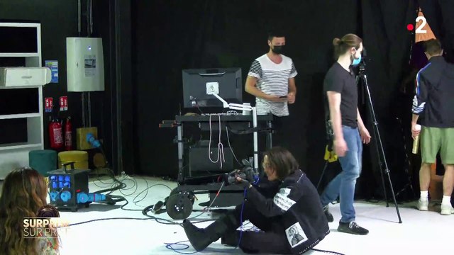 Piégée par un photographe dans l’émission « Surprise sur prise » sur France 2, la chanteuse Elodie Frégé se lâche lors d’une séance photo - VIDEO