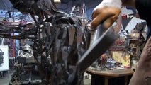Topladığı hurda parçaları robot heykeline dönüştürüyor